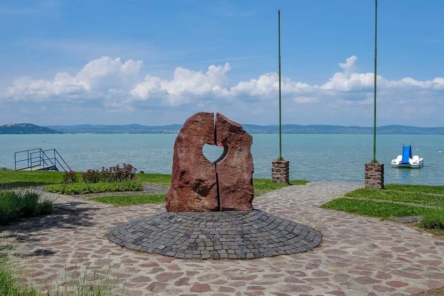 Zamárdi, A Balaton Szíve szobor